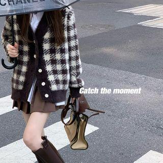 V-neck Check Sweater / Pleated Mini A-line Skirt