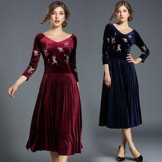V-neck Embroidery Pleated Midi Dress