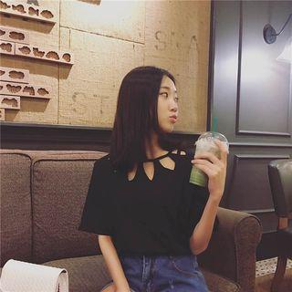 Short-sleeve Loose-fit Crewneck Sheath Cutout Collar T-shirt