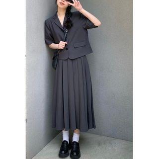 Short-sleeve Blazer / Pleated Midi A-line Skirt