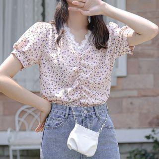 Short-sleeve V-neck Lace Trim Floral Crinkled Blouse