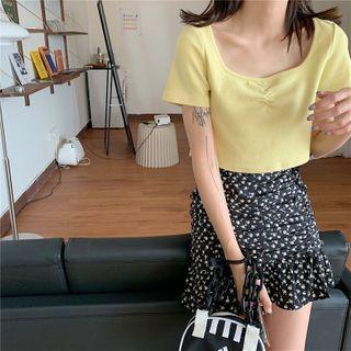 Plain Short-sleeve Cropped T-shirt / Floral Skirt