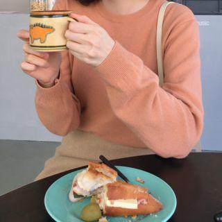 Crew-neck Sweater / A-line Knit Skirt / Set