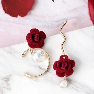 Rose Faux Pearl Asymmetrical Earring