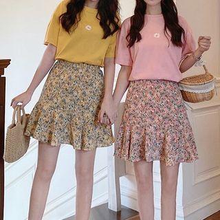 Short-sleeve Flower Embroidered T-shirt / Flower Print Mini A-line Skirt