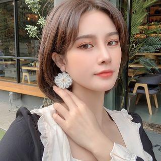 Yarn Daisy Dangle Earring