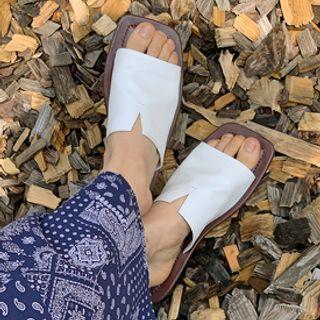 Wide-band Slit Sandals