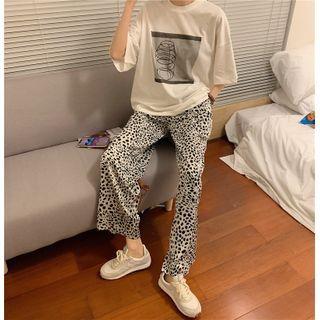 Printed T-shirt / Leopard Print Wide-leg Pants