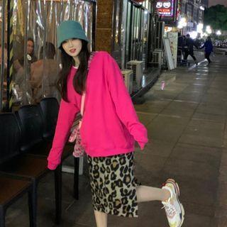 Plain Sweatshirt / Leopard Print Slit Midi Pencil Skirt