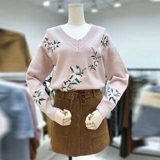 Set: Embroidered Knit Pullover + A-line Skirt