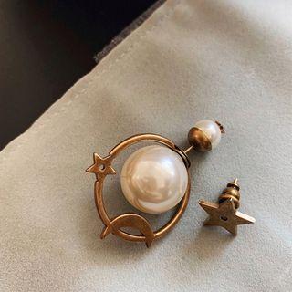 Non-matching Faux Pearl Ear Stud