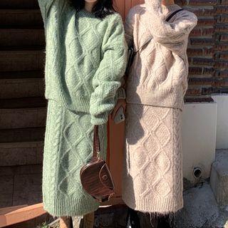 Chunky Knit Sweater / Midi Straight-fit Knit Skirt