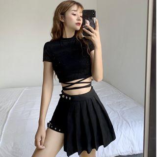 Cropped Short-sleeve T-shirt / Asymmetric Hem Pleated Skirt