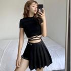 Cropped Short-sleeve T-shirt / Asymmetric Hem Pleated Skirt