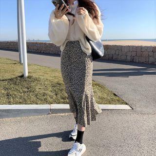 Plain Shirt / Knit Top / Leopard Print Midi Skirt