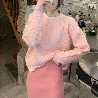 Chunky Knit Sweater / Plain Midi Skirt