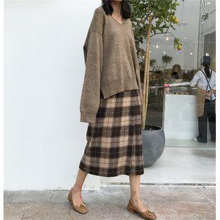 V-neck Plain Sweater / Straight Cut Midi Plaid Skirt