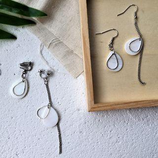 Non-matching Scallop Droplet Dangle Earring E754 - Clip On Earring - One Size