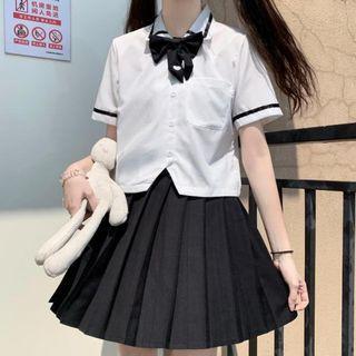 Short-sleeve Contrast Trim Shirt / Pleated Mini A-line Skirt
