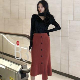 V-neck Long-sleeve T-shirt / Midi Skirt