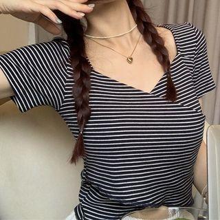 Short-sleeve V-neck Stripe Cropped Top