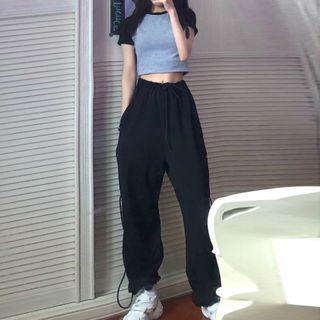 Short-sleeve Cropped T-shirt / Wide-leg Cargo Pants