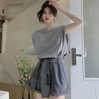 Sleeveless Padded-shoulder T-shirt / Roll-up Shorts
