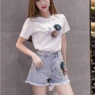 Set: Flower Accent T-shirt + Denim Shorts