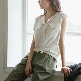Sleeveless Dual-pocket Blouse