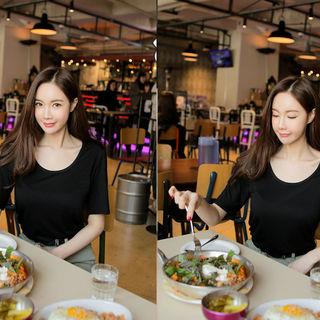Scoop-neck Padded Shoulder T-shirt