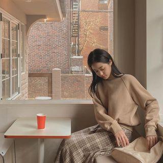 Raglan-sleeve Plain Sweatshirt