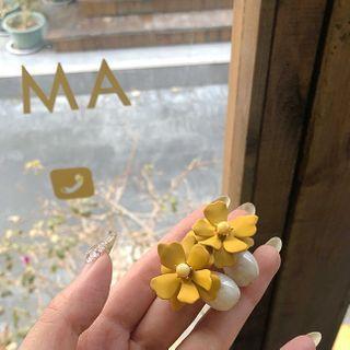 Flower Accent Droplet Earrings