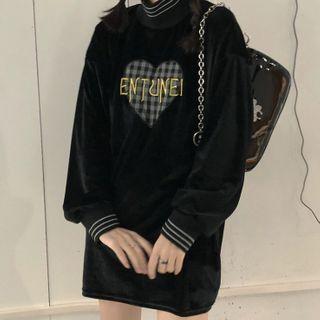Lettering Heart Embroidered Mock-neck Sweatshirt Black - One Size