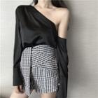 One Shoulder Long-sleeve Top / Checked Shorts