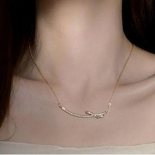 Rhinestone Curve Pendant Alloy Necklace Gold - One Size