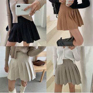 V-neck Knit Cardigan / Pleated A-line Skirt