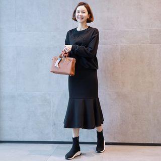 Set: Round-neck Textured Pullover + Band-waist Ruffle-hem Skirt
