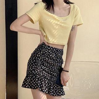 V-neck Short-sleeve Top / Floral A-line Skirt
