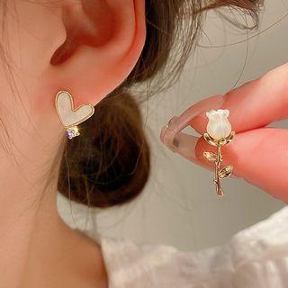 Asymmetrical Flower & Heart Ear Stud 1 Pair - Gold & White - One Size