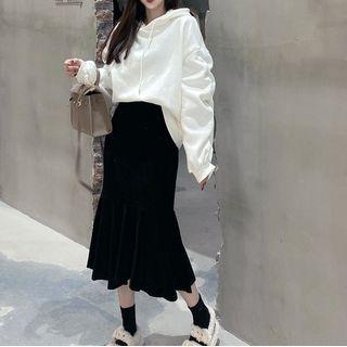 Pom Pom Hoodie / Ruffle Hem Midi Pencil Skirt