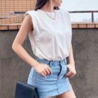 Padded-shoulder Sleeveless T-shirt