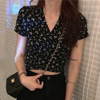 Short-sleeve V-neck Floral Crop Top Black - One Size