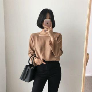 Square-neck Colored Top