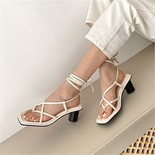 Toe-loop Strappy Chunky-heel Sandals