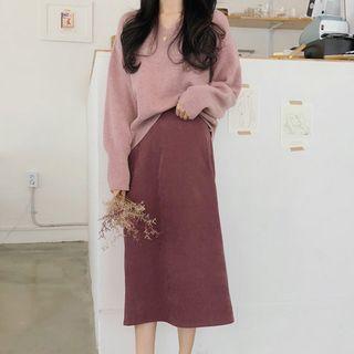 V-neck Sweater / Elastic Waist Midi Skirt