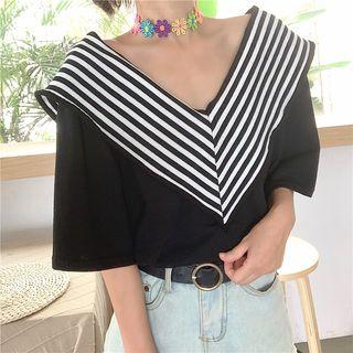 Short-sleeve V-neck T-shirt / Belt