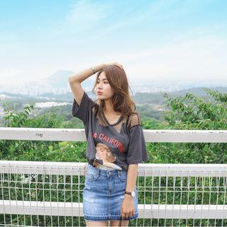 Mesh-yoke Lettering Graphic T-shirt