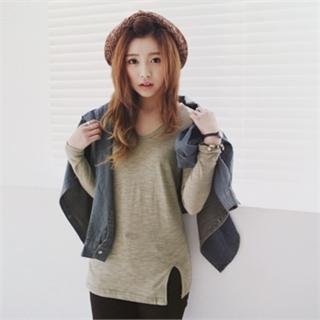 V-neck Slit-side T-shirt
