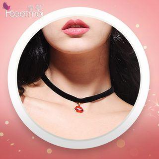 Lip Pendant Choker