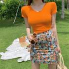 V-neck Short-sleeve T-shirt / Flower Print Mini Pencil Skirt